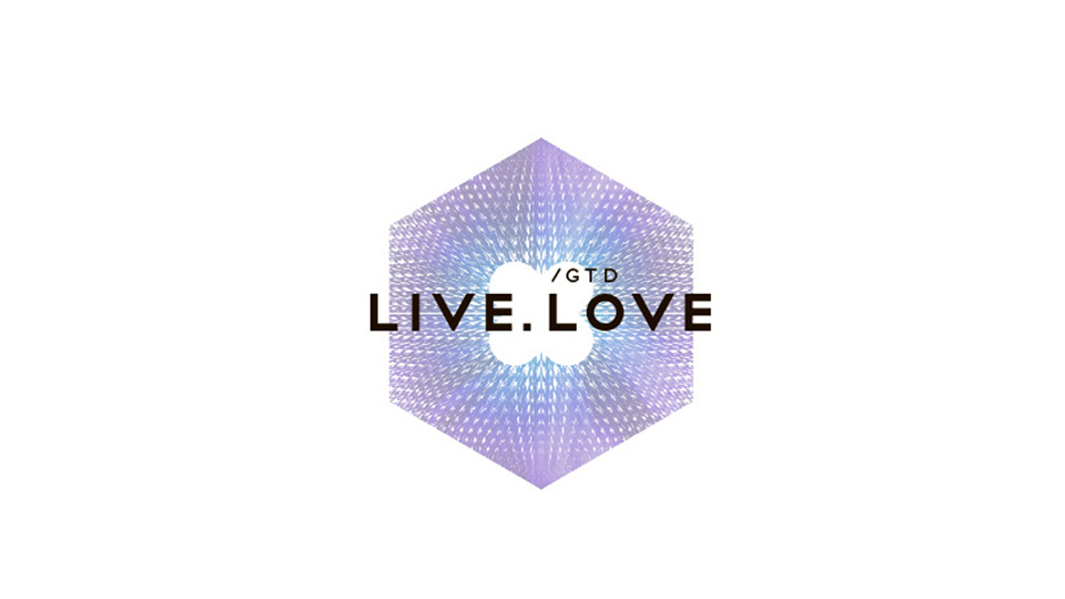 Логотип LIVE.LOVE GTD: фіолетово-блакитний гексагон з візерунком та написом на білому фоні