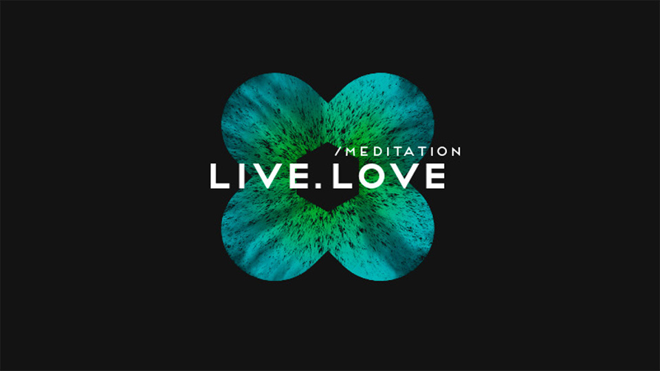Логотип LIVE.LOVE Meditation (білий текст, зелено-бірюзова фігура) на темному тлі для сайту